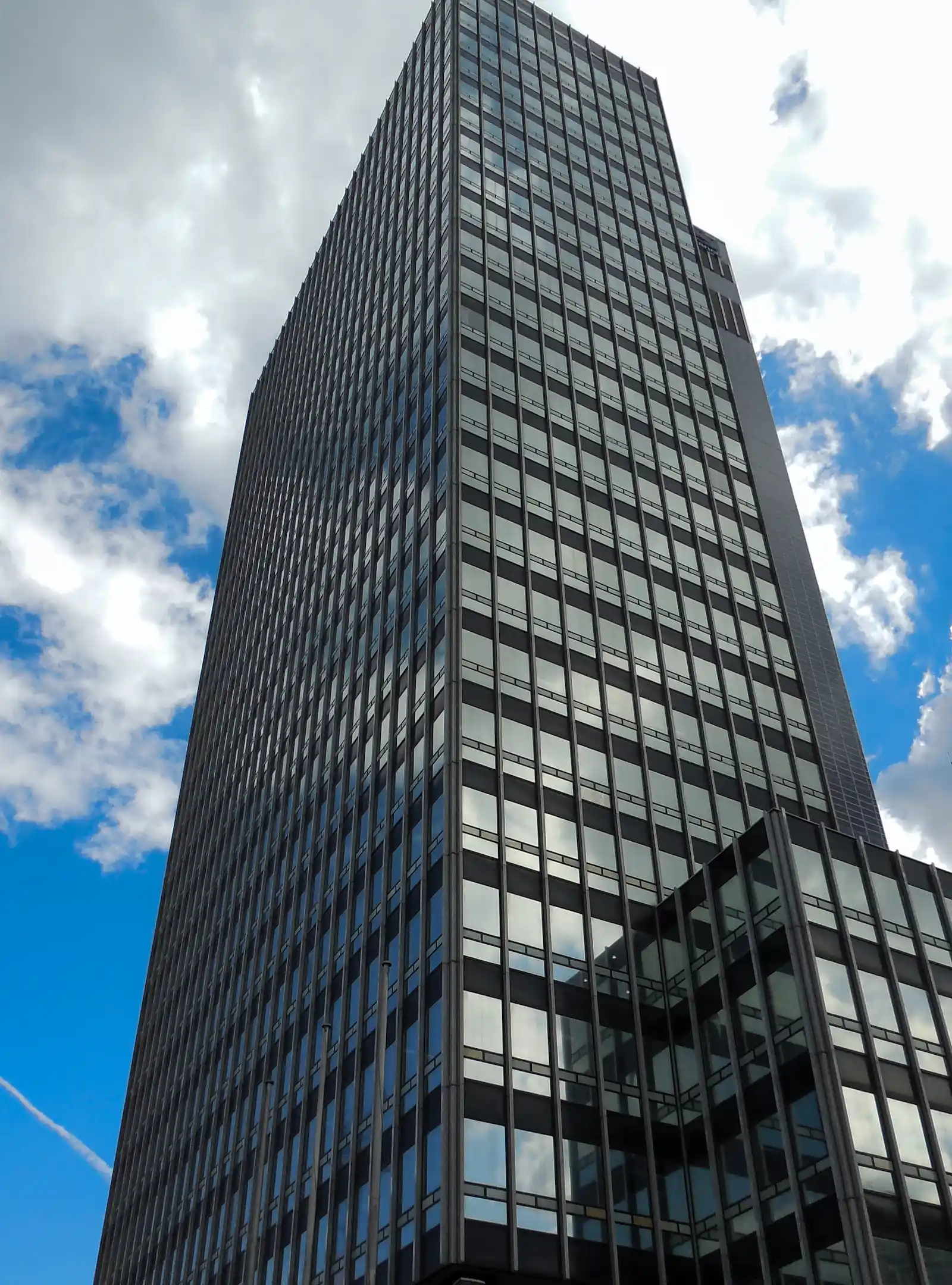 Immeuble de bureaux illustrant les environnements de travail collaboratifs
